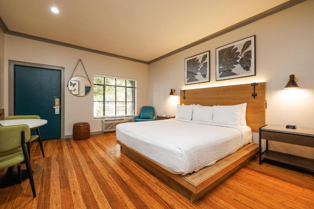 King Room - Non-Smoking interior
